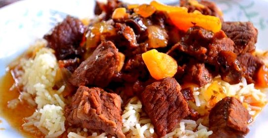 Мясо, тушенное с сухофруктами