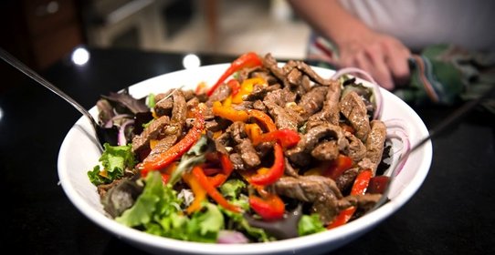 Салат с жареным мясом