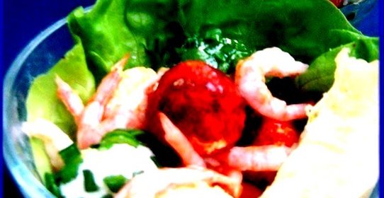 Салат с творожными шариками и креветками