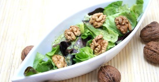 Салат с красным радиккьо, грецкими орехами и грюйером