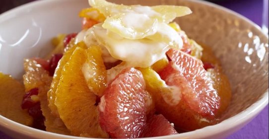 Салат из цитрусовых с йогуртом и засахаренным имбирем