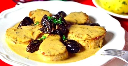 Свиные медальоны с черносливом