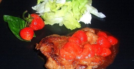 Свинина с клубникой