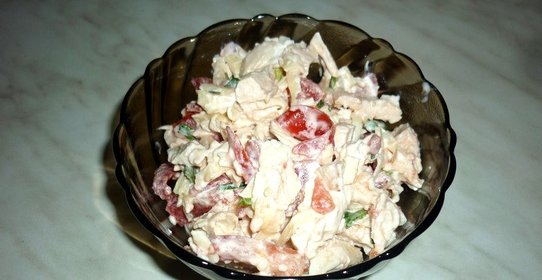 Салат из курицы с чесноком и сыром