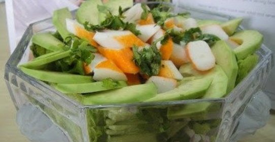 Салат из авокадо и крабовых палочек