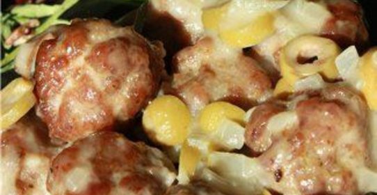 Фрикадельки в соусе из оливок