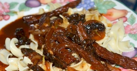 Говядина с помидорами тушеная