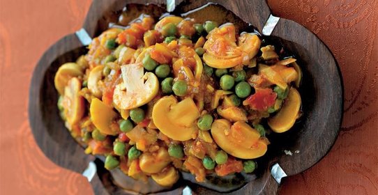 Острое бенгальское карри из шампиньонов с горошком