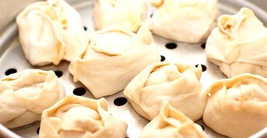 Манты с мясом, тыквой и морковью