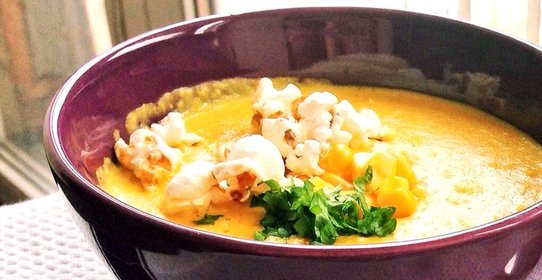 Крем-суп из кукурузы с имбирем, сливками и попкорном