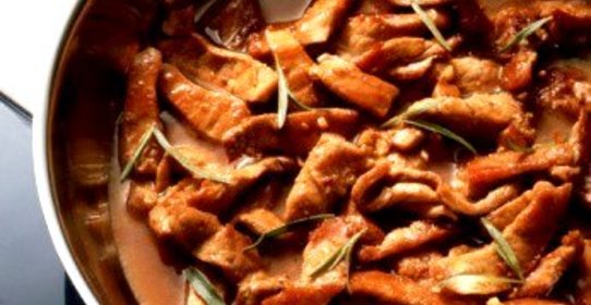 Тушеная свинина с яблоками, грибами и кальвадосом