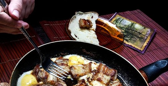 Сало с яйцами