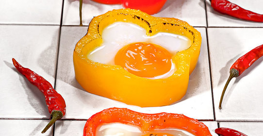 Яичница- глазунья в сладких перцах