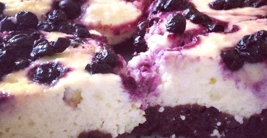 Шоколадно-творожный пирог с черникой