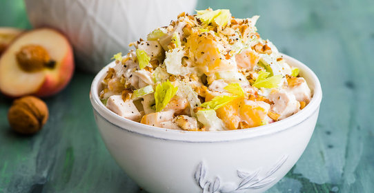 Салат из курицы с персиками