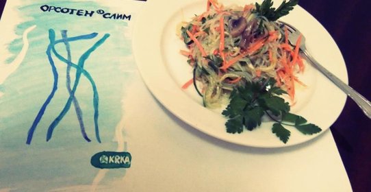 Салат с овощами и фунчозой