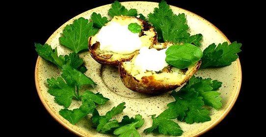 Запеченые половинки картофеля с листьями петрушки