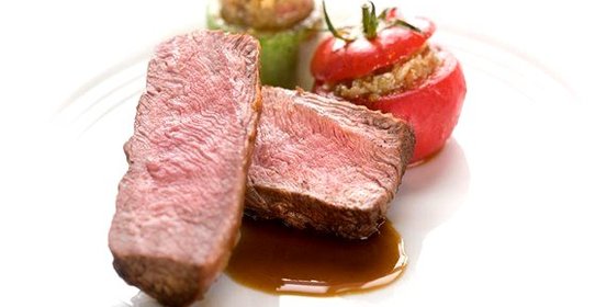 Запеченное филе альпийского ягненка с помидорами и молодыми кабачками, фаршированными баклажанами