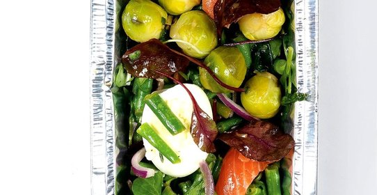 Зеленая фасоль с форелью, яйцами и сливочной брюссельской капустой