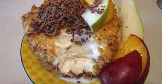 Жареное мороженое с шоколадом, грушей и персиком