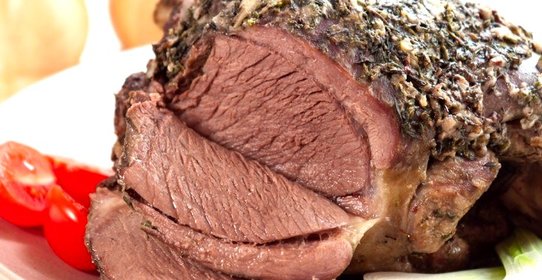 Баранина, запеченная с травами и чесноком