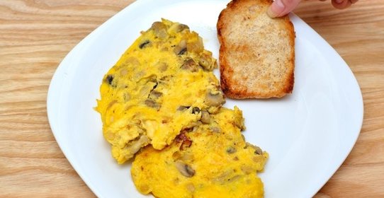 Яичница-болтунья с грибами