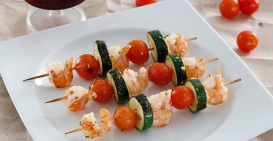 Шашлычки с креветками, цукини и черри