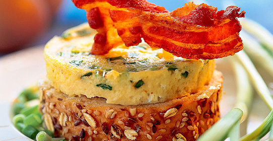 Омлет с беконом и луком