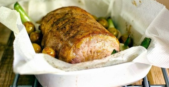 Свинина, запеченная со сливой