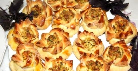 Розочки из теста с мясом