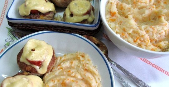 Котлеты под сыром с овощным пюре