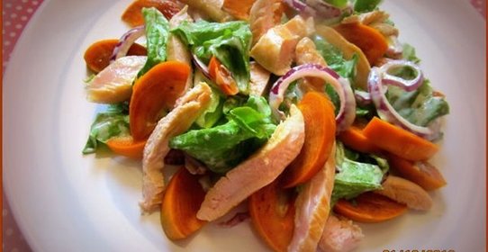 Салат с хурмой, куриным филе и сладким луком