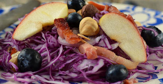 Салат из красной капусты с беконом и яблоком
