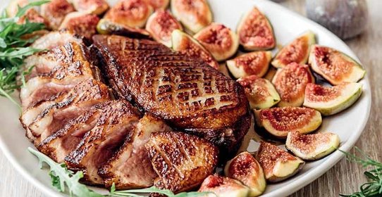 Утиная грудка с печеным инжиром