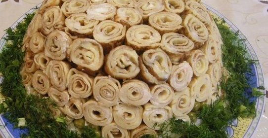 Салат с блинами и курицей Розы для любимого