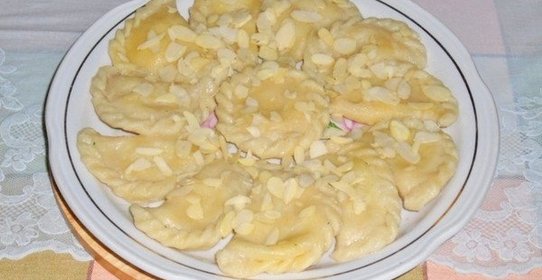 Постные вареники с начинкой из мака и миндаля с курагой