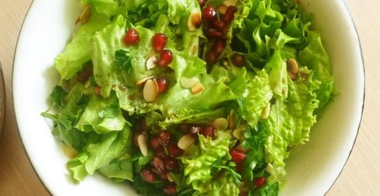 Салат с гранатом и миндалем