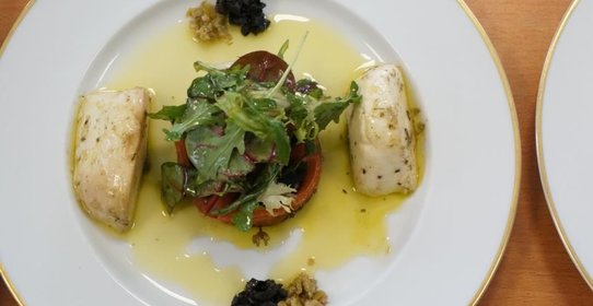 Салат из моцареллы буффало с песто и прованскими травами