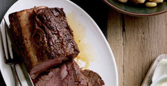 Ростбиф с соусом из хрена, луком-шалотом и чесноком