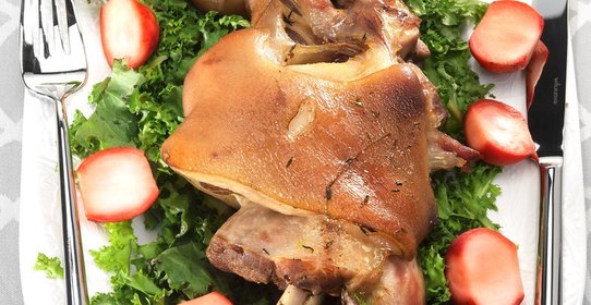 Свиные голяшки с маринованной редиской