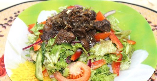 Салат с куриной печенью и свежими овощами