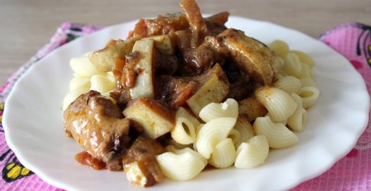 Свинина с овощами и сметаной