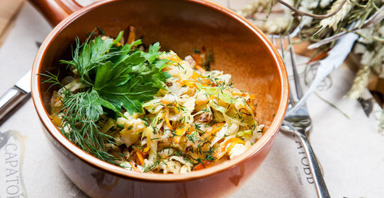 Жареная капуста с морковью и яйцом