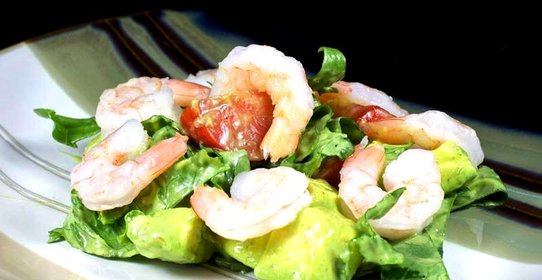 Салат с помидорами, авокадо и креветками