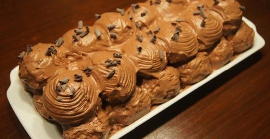 Новогодний шоколадный торт-полено из профитролей