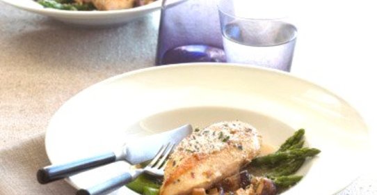 Куриные грудки с соусом из спаржи