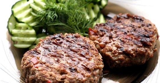 Рубленный бифштекс с луком и зеленью