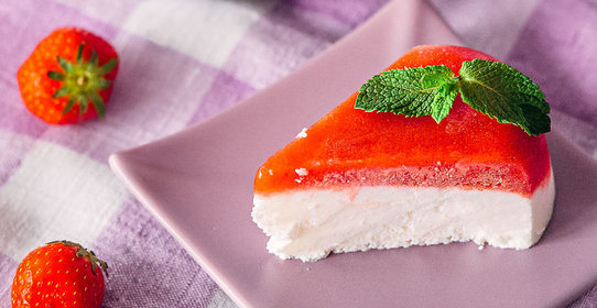 Холодный кокосовый десерт с клубникой