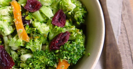 Сырой салат из брокколи и моркови