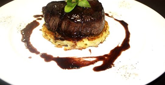 Турнедо из говядины на планше с соусом «Бароло»